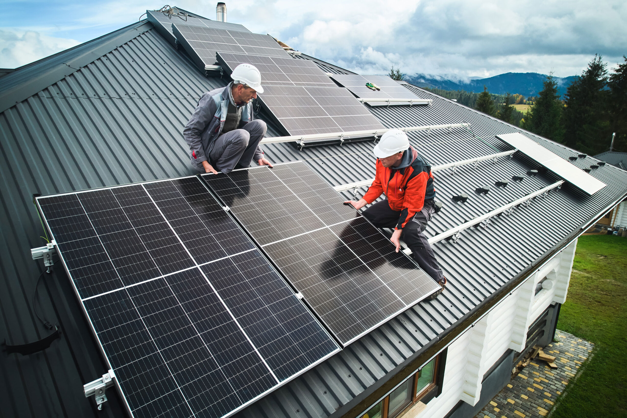 Montage einer Solaranlage auf Hausdach