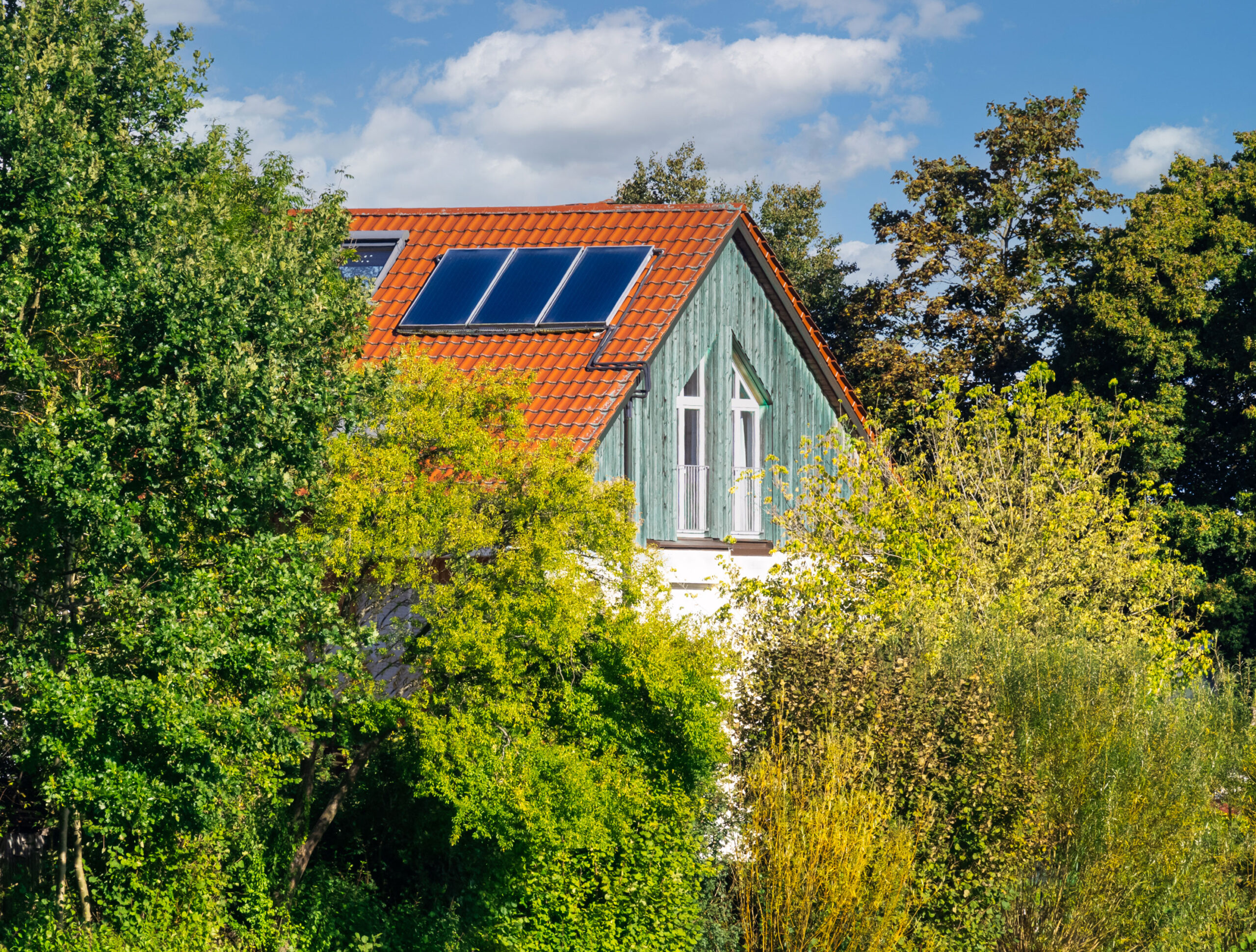 Eigenheim kombiniert Wärmepumpe und Solarthermie für nachhaltiges Heizen