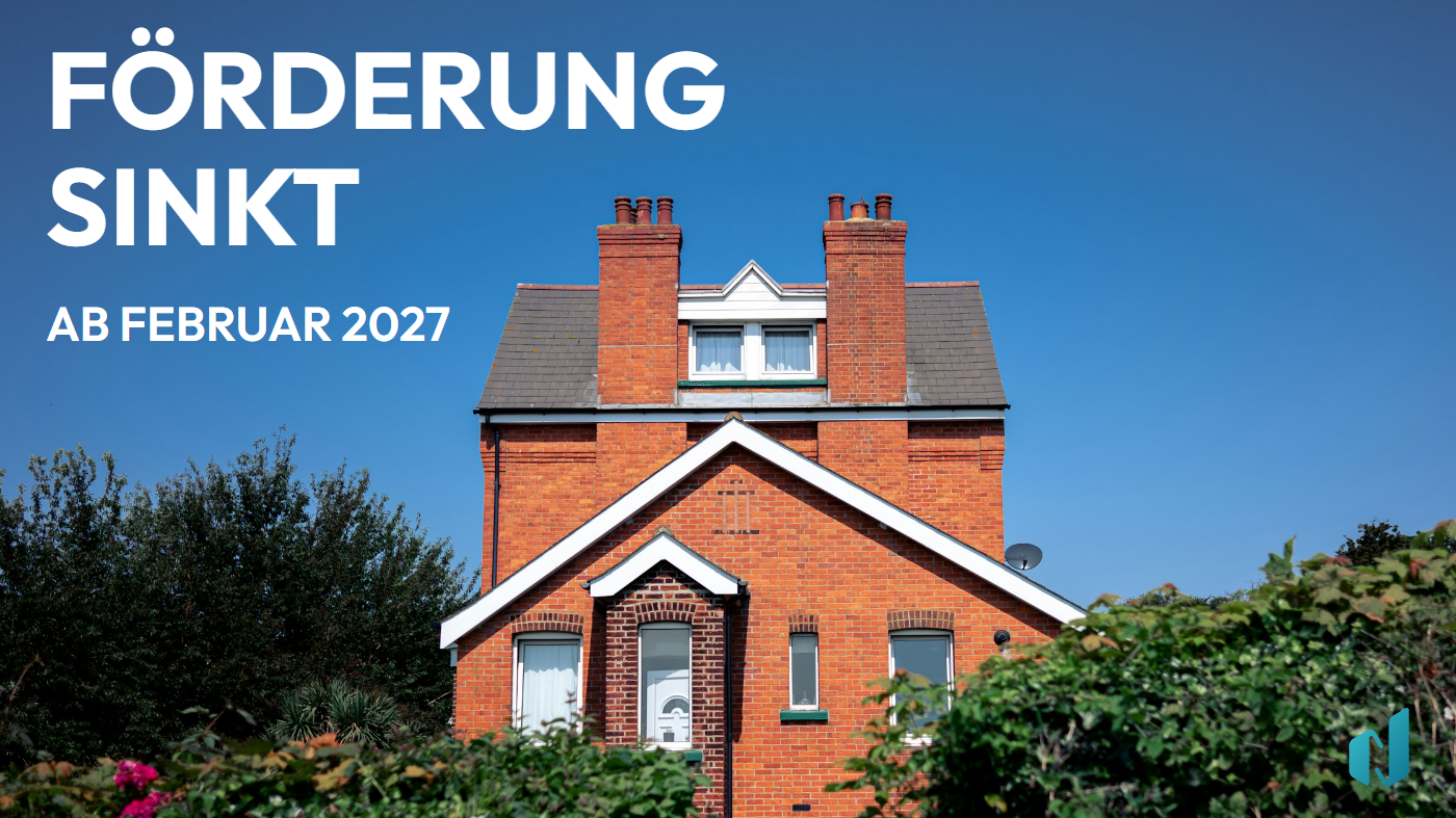 Backsteinhaus unter blauem Himmel mit dem Schriftzug ‚Förderung sinkt – ab Februar 2027‘