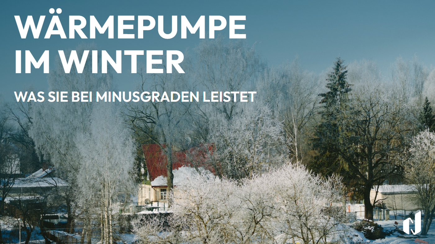 Verschneites Wohnhaus zwischen bereiften Bäumen mit dem Schriftzug „Wärmepumpe im Winter – was sie bei Minusgraden leistet"